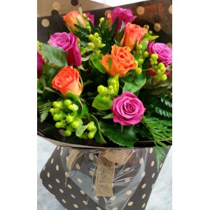 12 stems of beautiful mix coloured roses